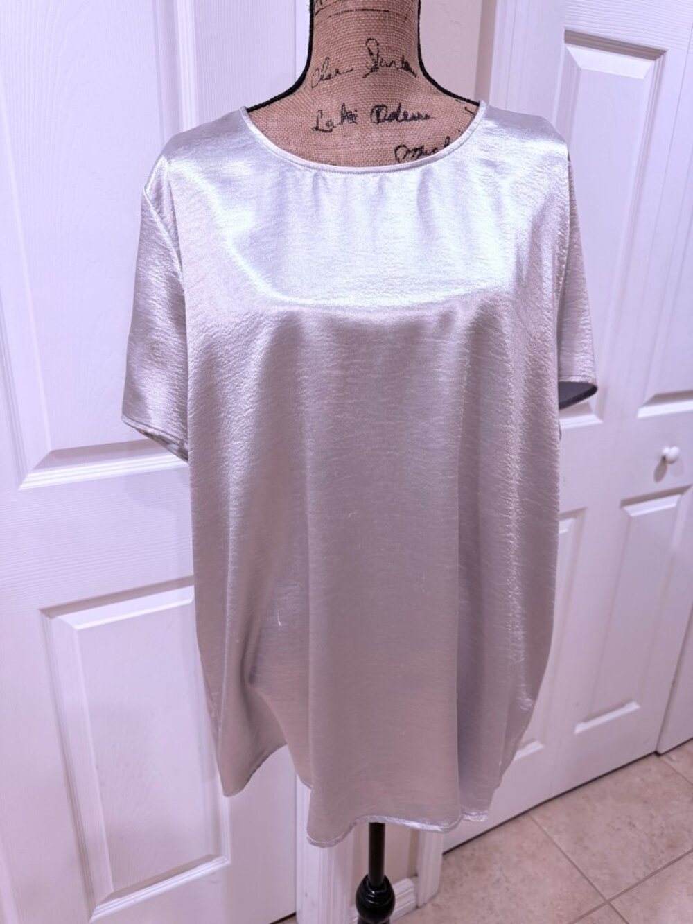 Vince Camuto Silver Metallic Satin Short Sleeve Blouse Keyhole Back Women's Plus